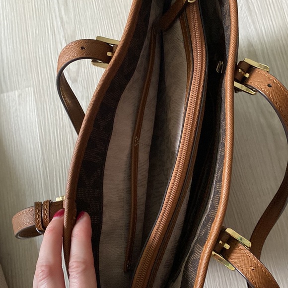 ✨Like New✨ Michael Kors Jet Set Snap Pocket Medium Tote- Brown - Picture 7 of 12
